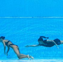 Dramático rescate: nadadora se desmayó en el agua en plena competencia y su entrenadora la salvó
