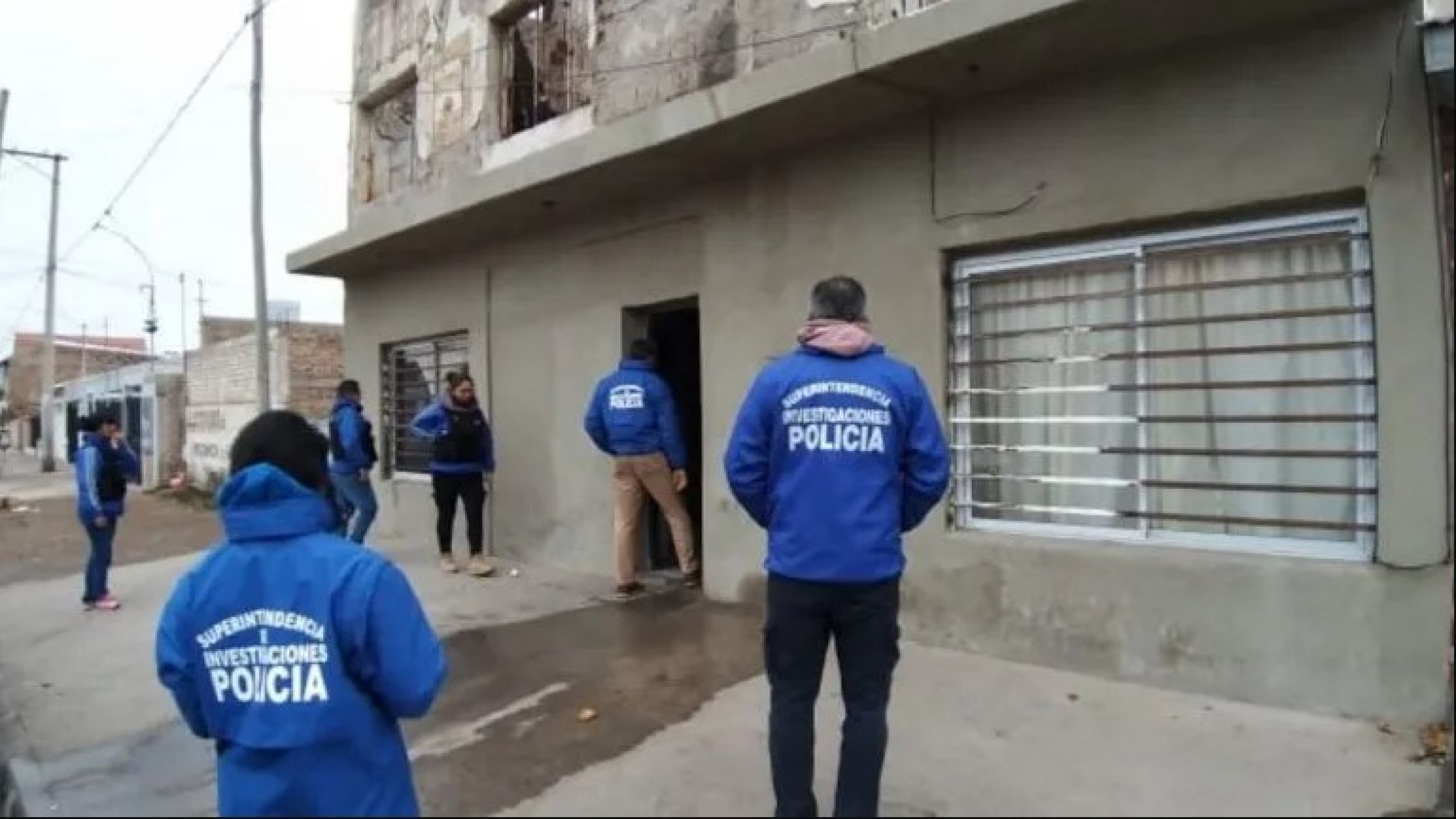 Con la Policía, madre gitana busca a su hija adolescente para evitar que se case