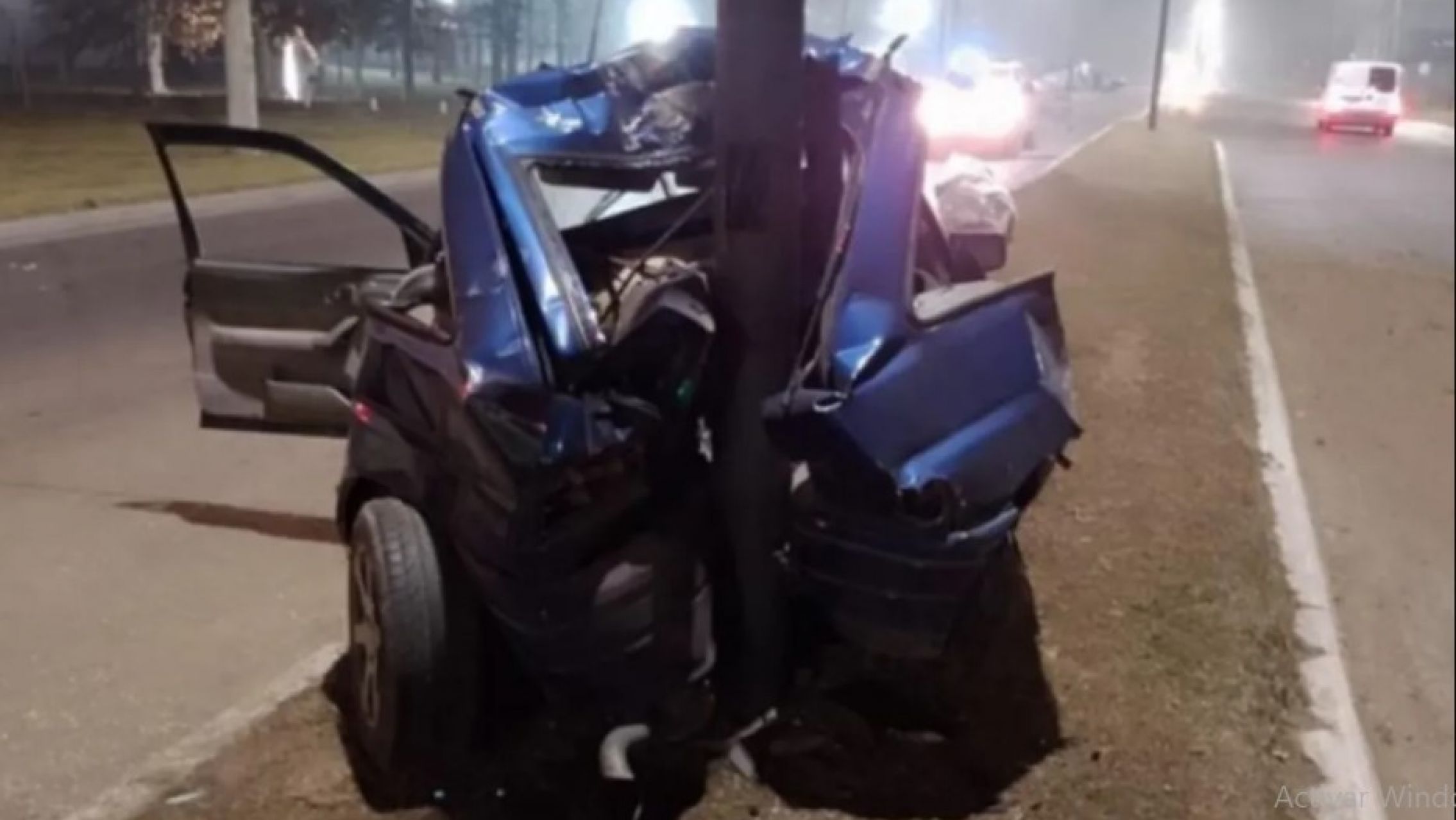 Perdió el control del auto y murió al incrustarse contra un poste de luz