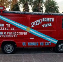 "El diablo es gay": la misteriosa camioneta roja que recorre Mendoza