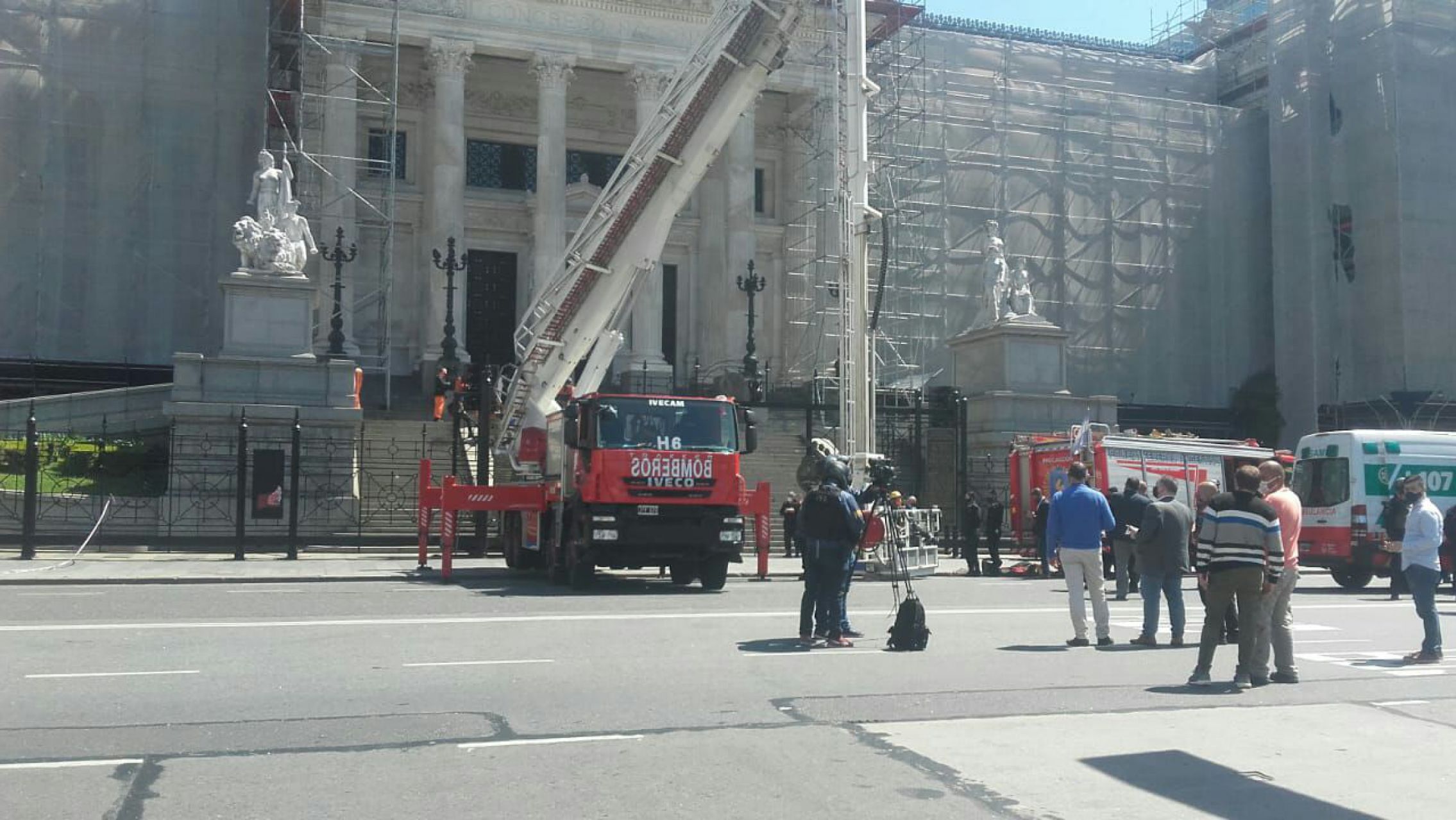 Fotos: Así fue el rescate de un hombre que amenazaba con tirarse de un andamio