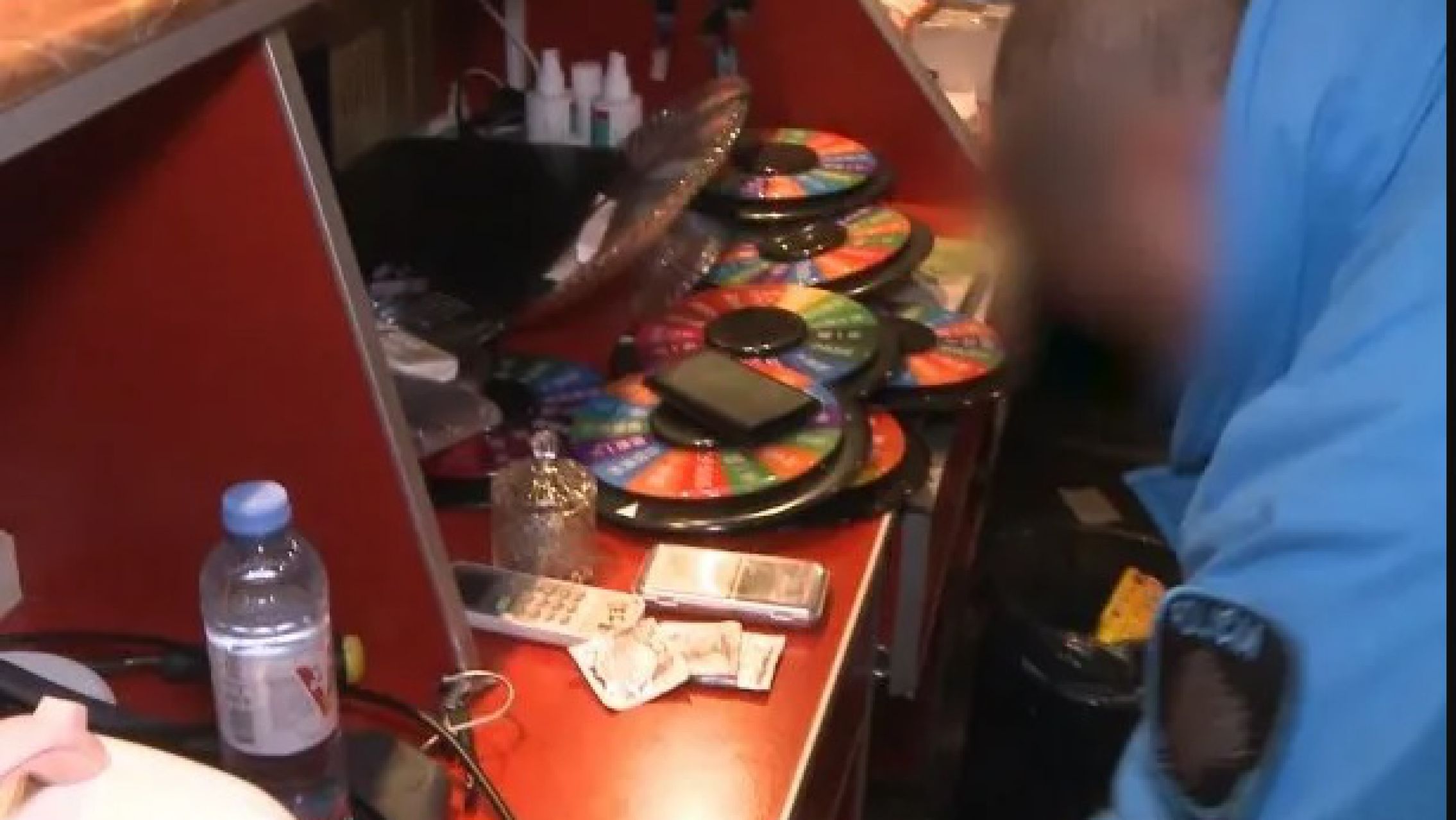 Clausuraron un prostíbulo ambientado como bar de karaoke: había apuestas clandestinas y un gallo