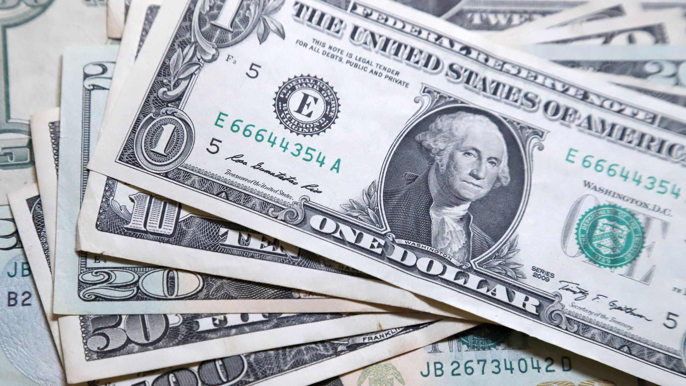 El dólar blue sube a $272 y los tipos de cambio financieros operan en baja tras el récord