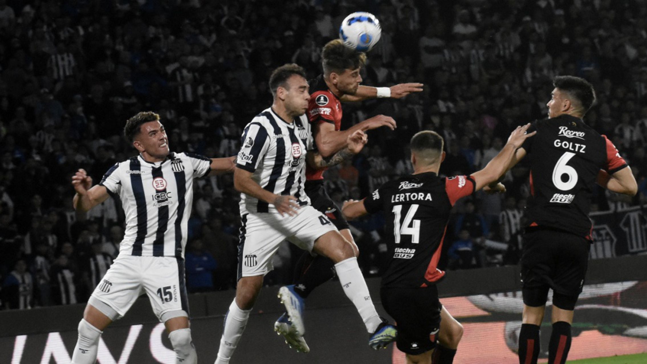Colón y Talleres juegan por un lugar entre los ocho mejores de América
