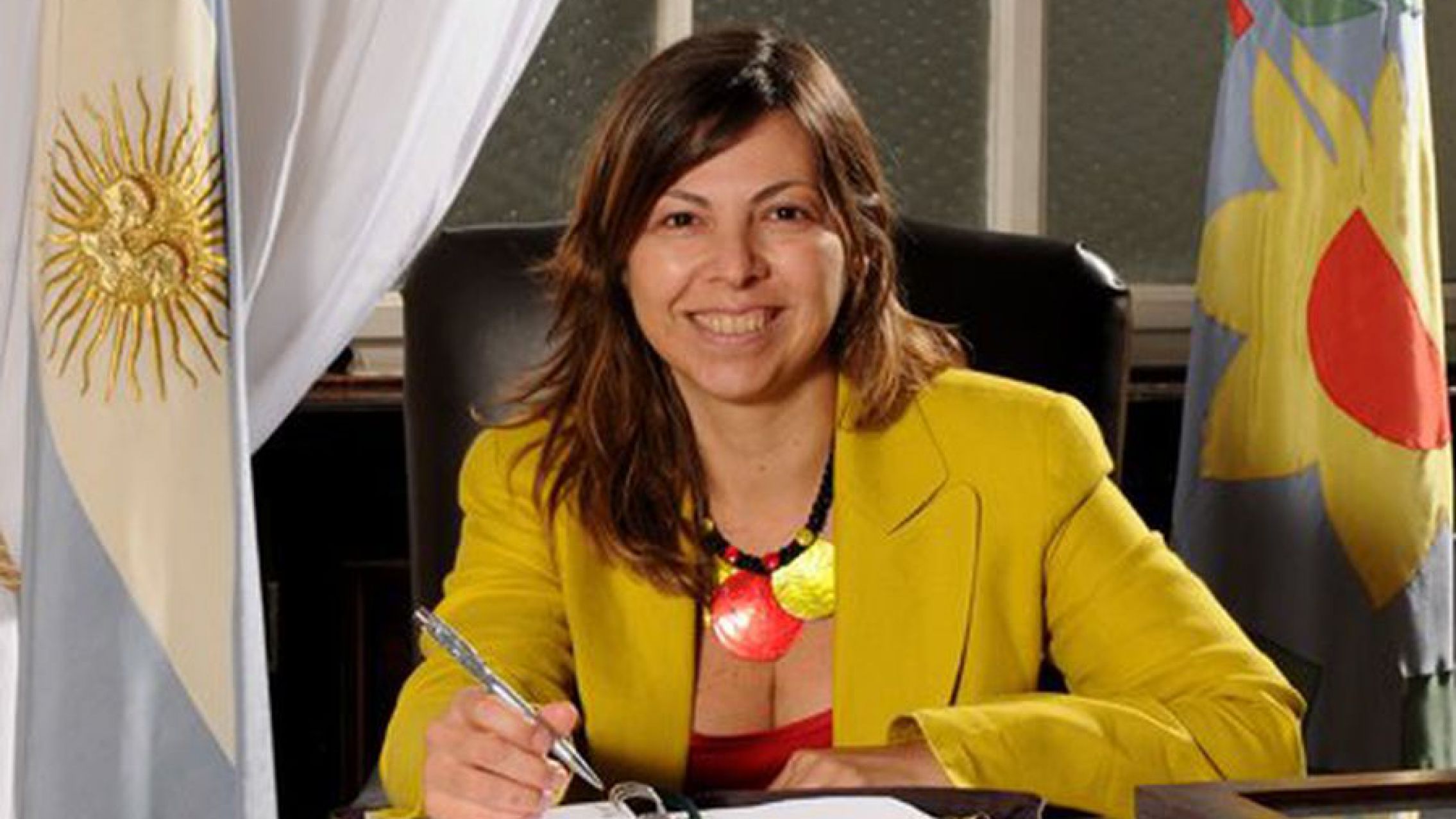 La ministra de economía opinó que quienes viajan "le quitan el trabajo a otros"