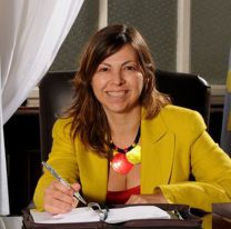 La ministra de economía opinó que quienes viajan "le quitan el trabajo a otros"