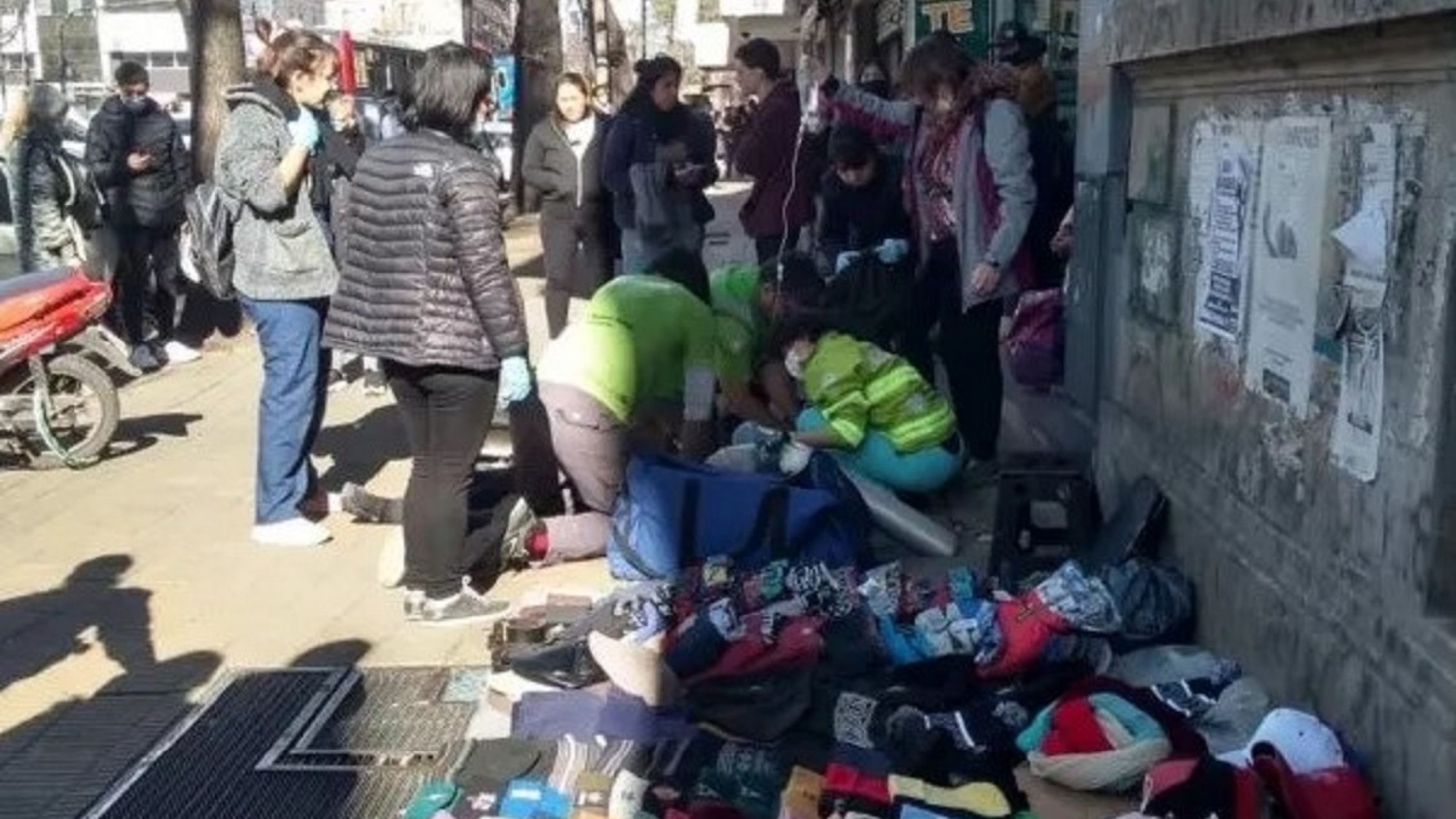 Conmoción en La Plata: una mujer se descompensó y murió en plena vía pública