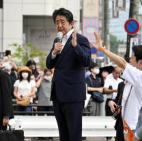 Video: así fue el momento en el que balearon al ex premier japonés durante un acto