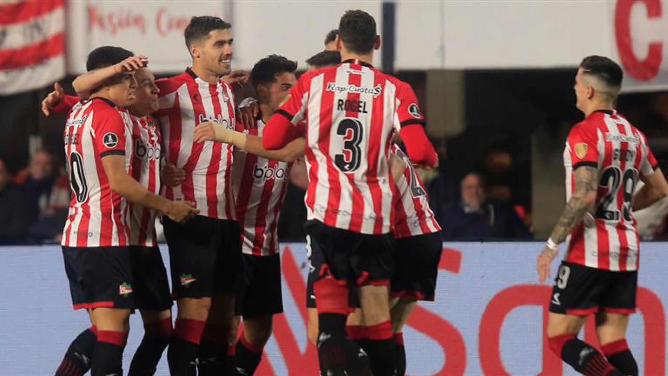 Estudiantes goleó a Fortaleza y clasificó cómodo a cuartos de final