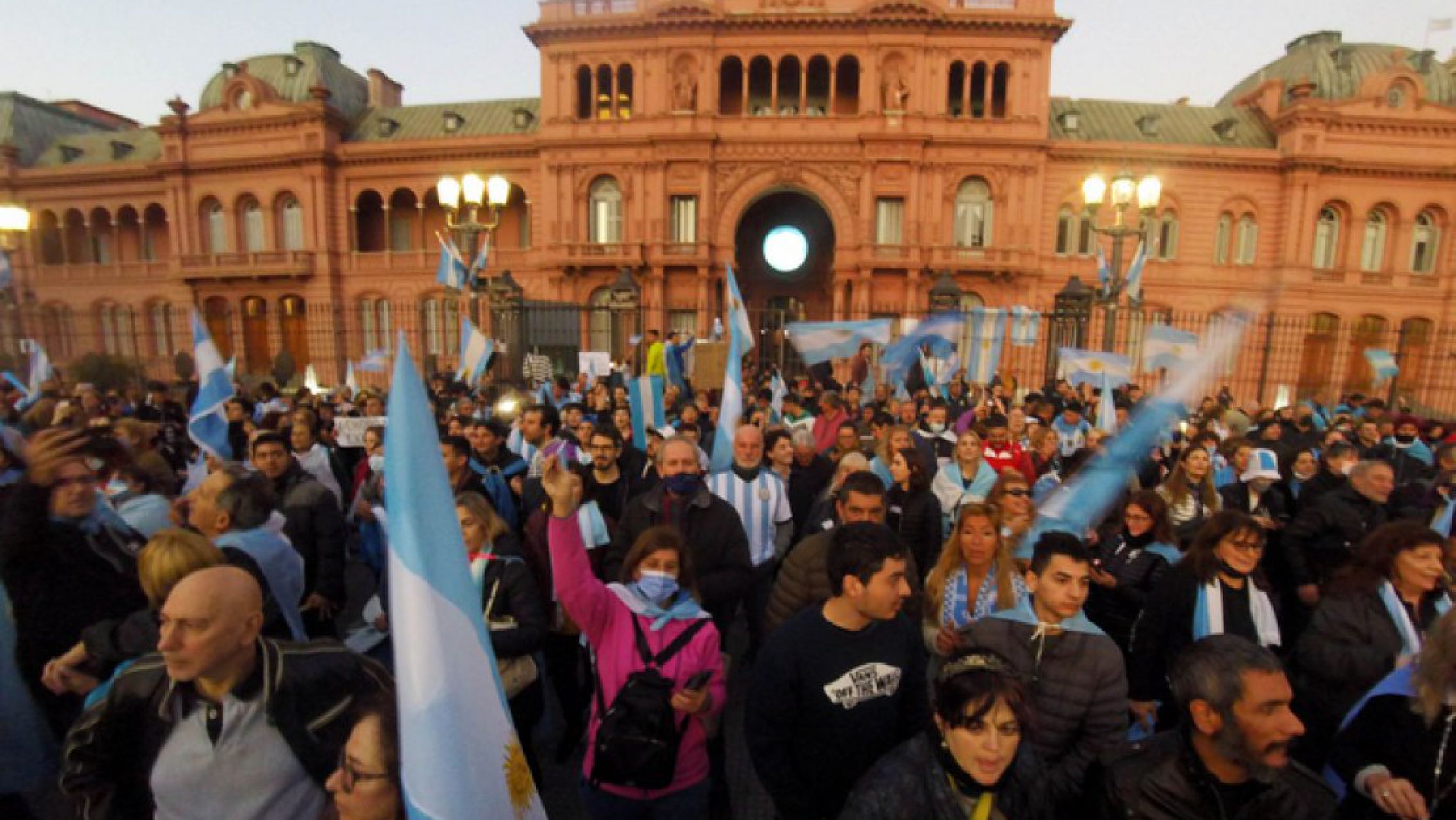 "9J": con impulso de la oposición, se realizó un nuevo banderazo contra el Gobierno en todas las plazas del país