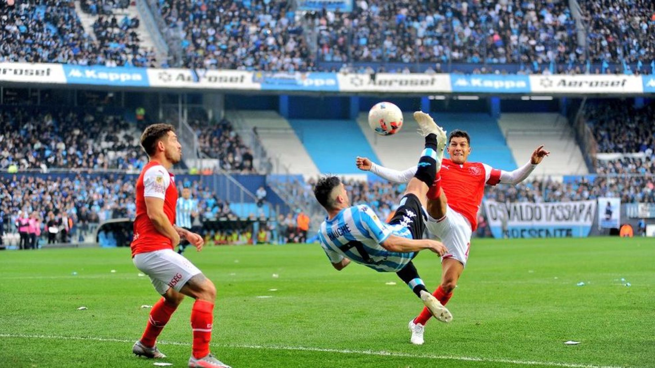 Con un golazo de Hauche, Racing se aprovechó del mal momento de Independiente y ganó el clásico