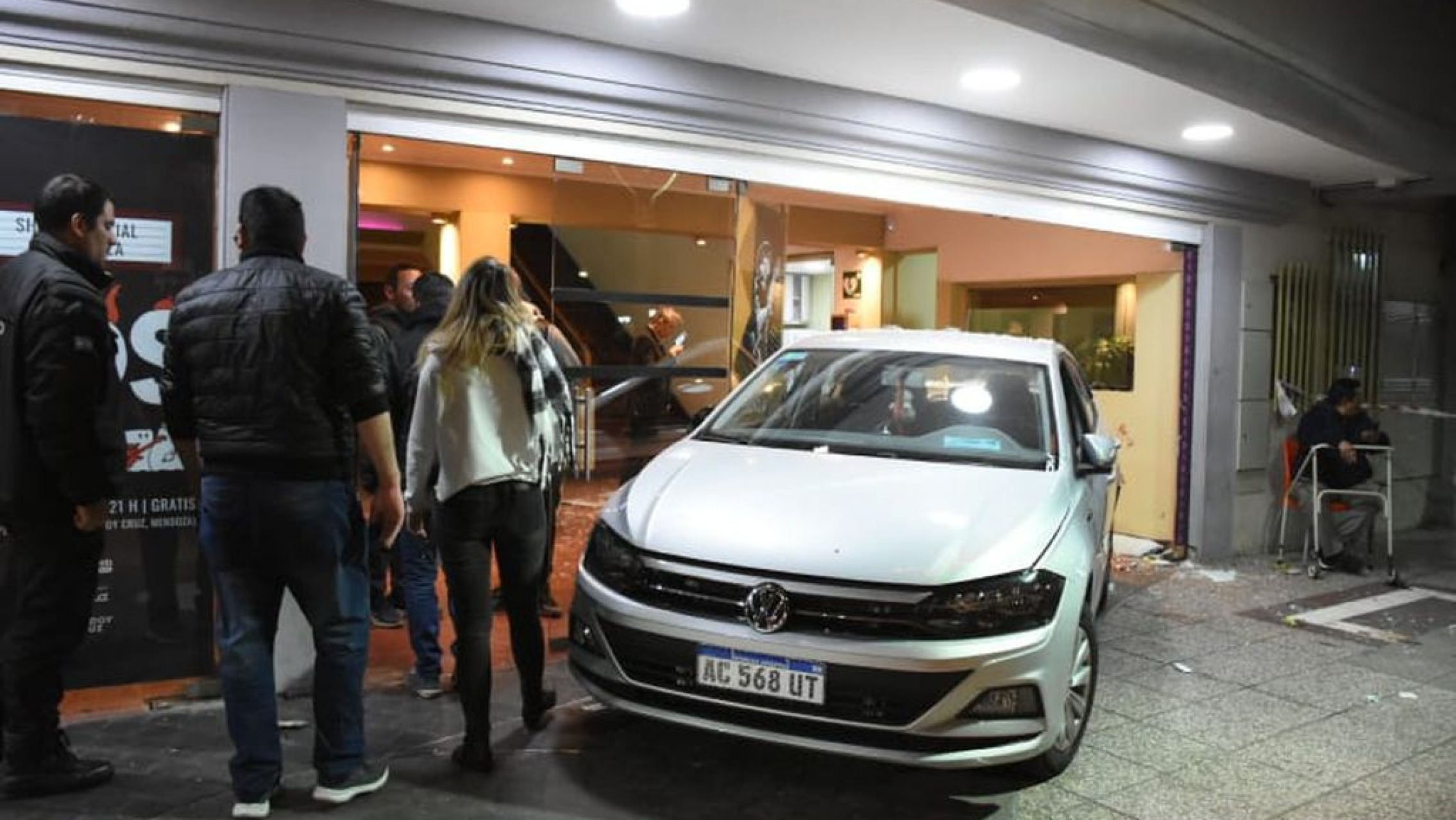 Un auto se incrustó contra un teatro y dejó 23 heridos, 3 de ellos de gravedad