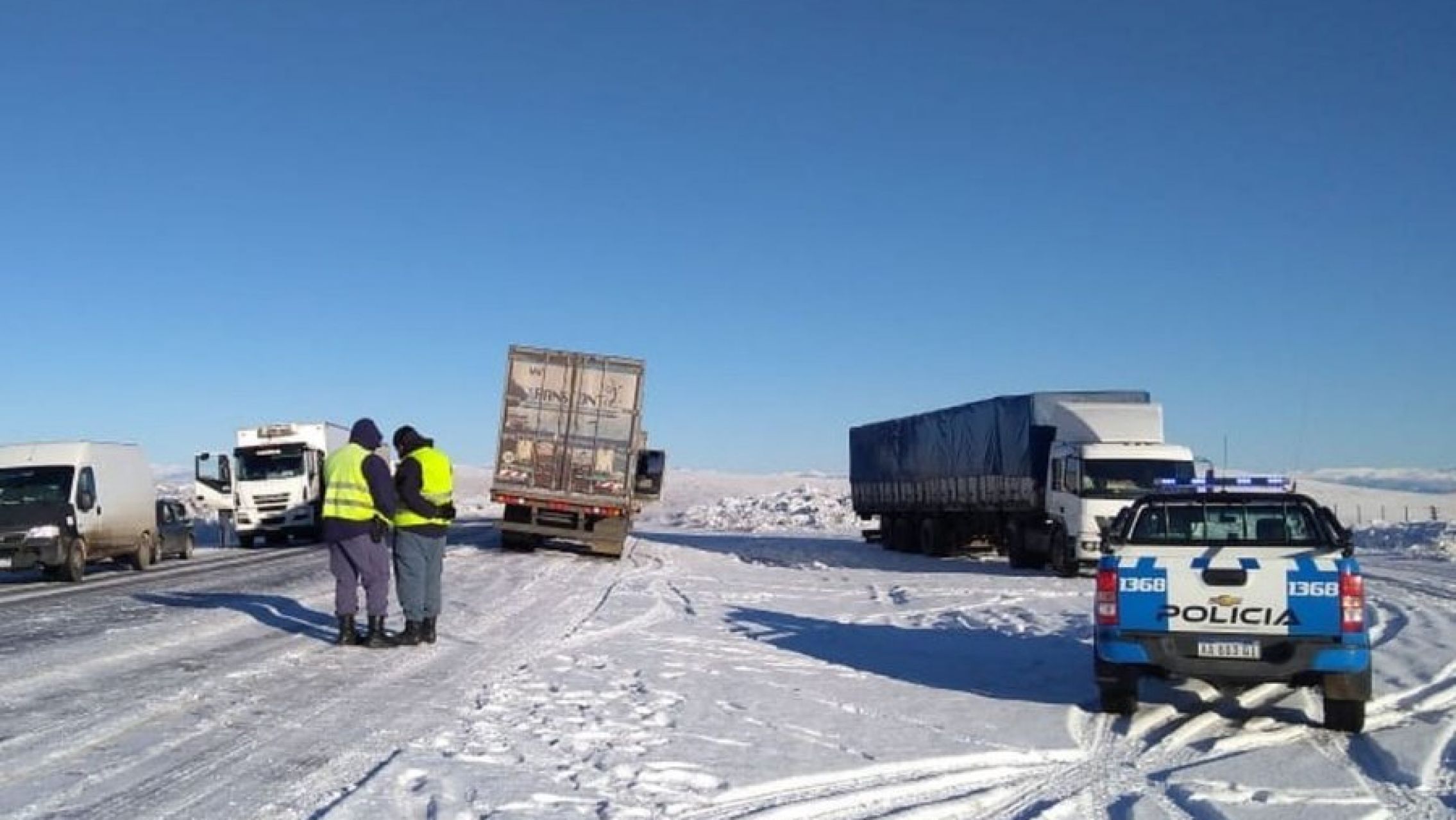 Desesperado pedido de camioneros varados hace dos semanas para abrir Pino Hachado