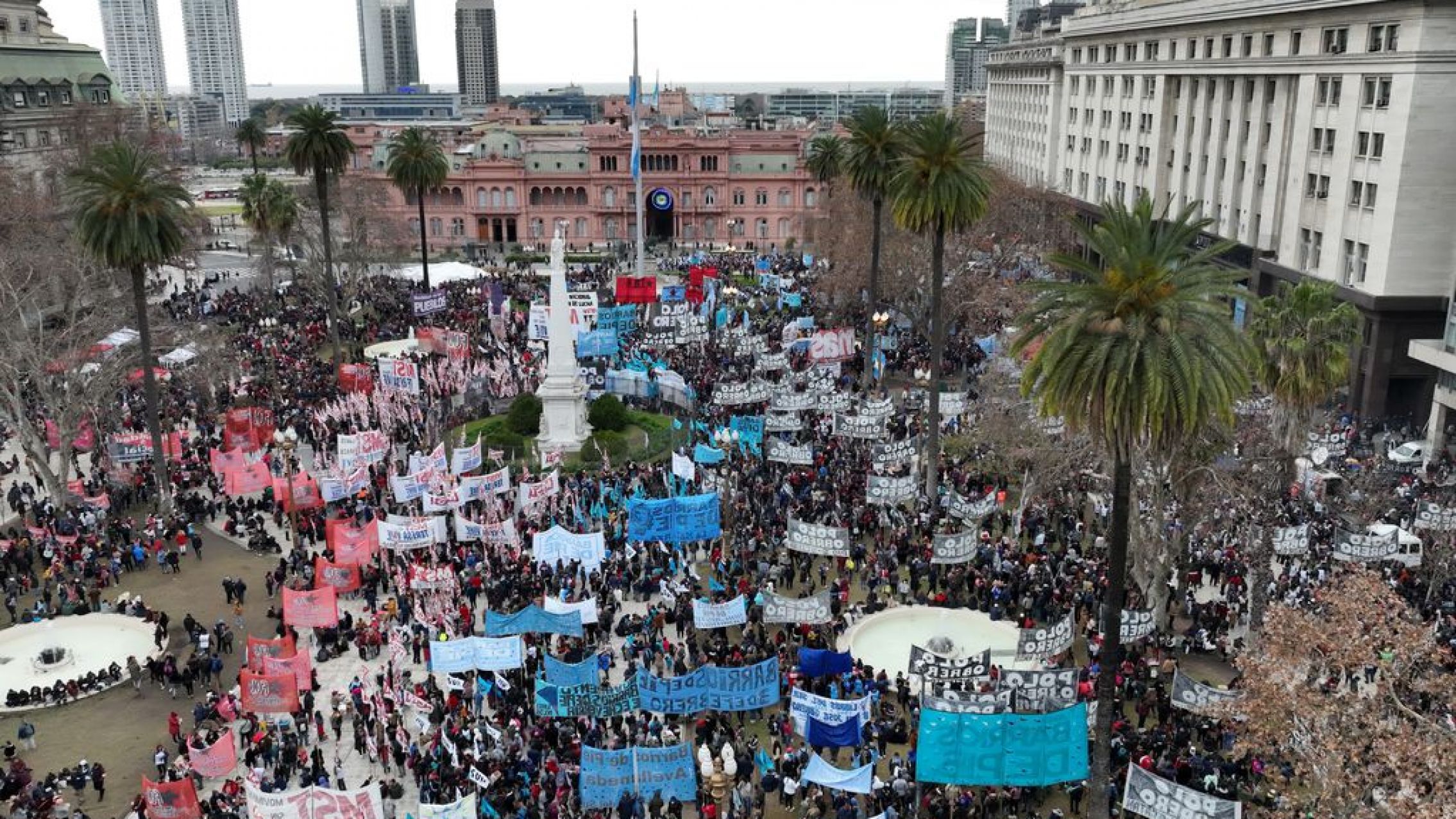 Sube la presión social: miles de personas piden un Salario Básico Universal en Plaza de Mayo