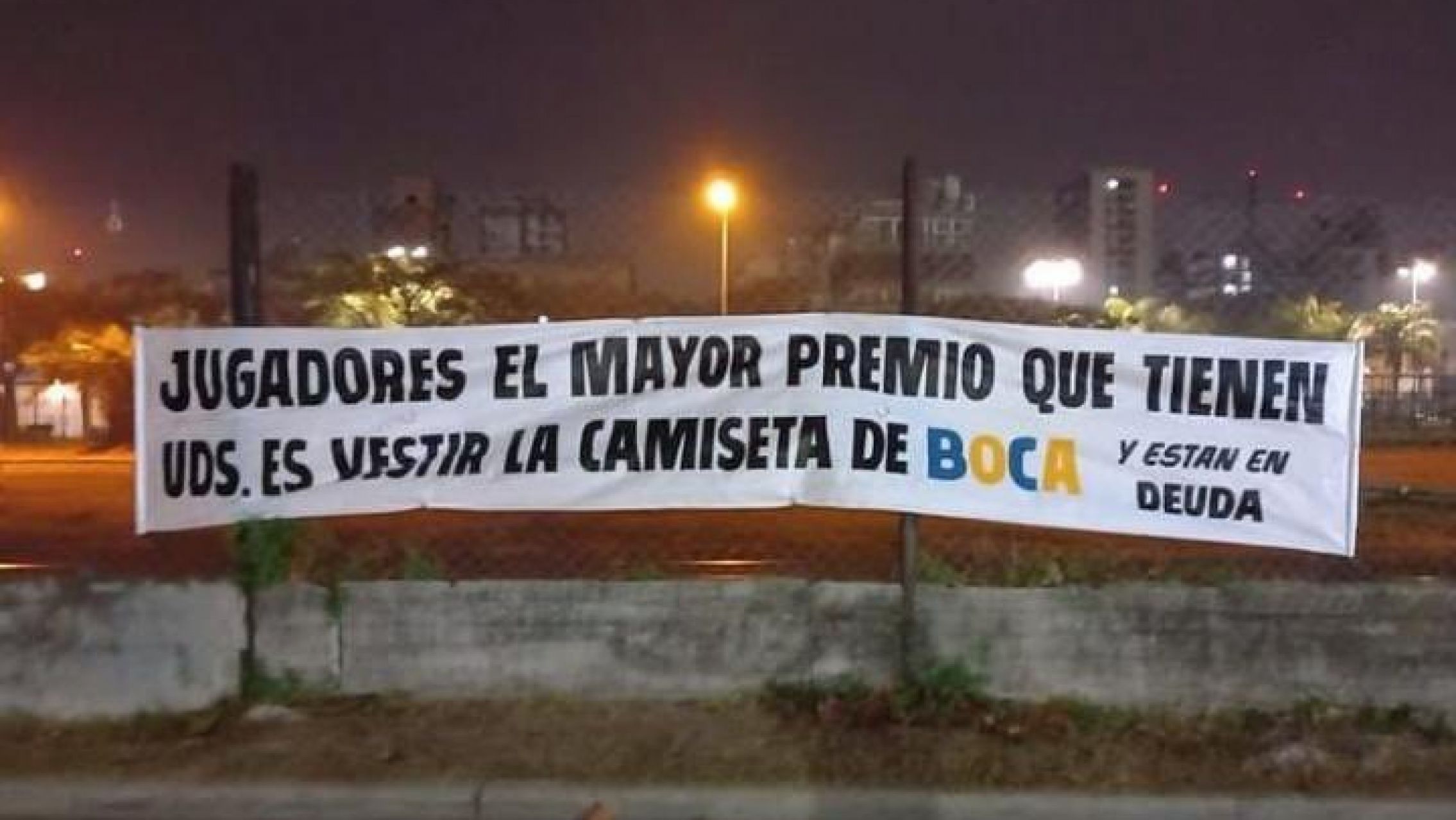 Polémica en Boca por la aparición de una bandera contra los jugadores: "Están en deuda"