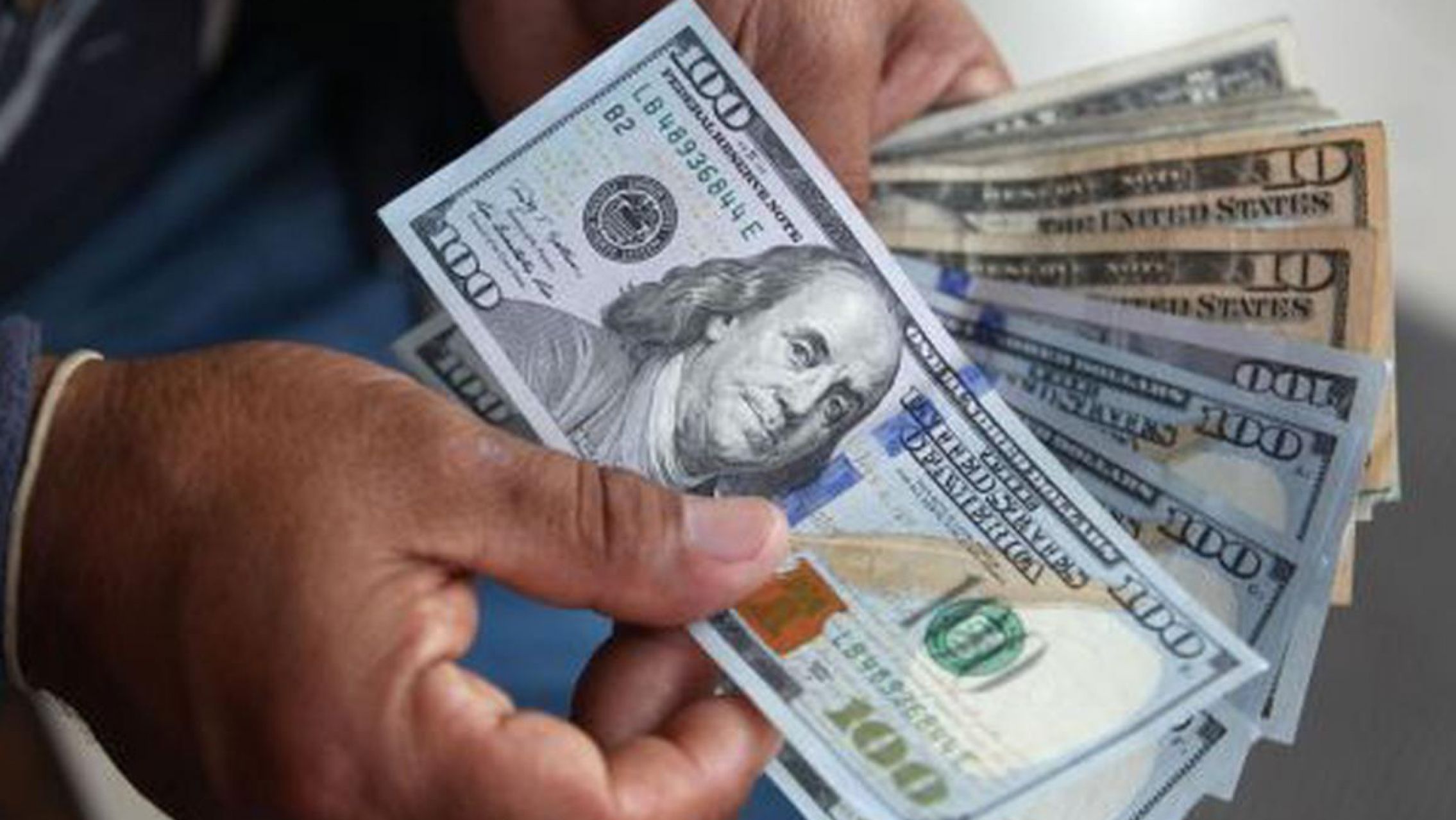 Las razones detrás de la disparada del dólar blue