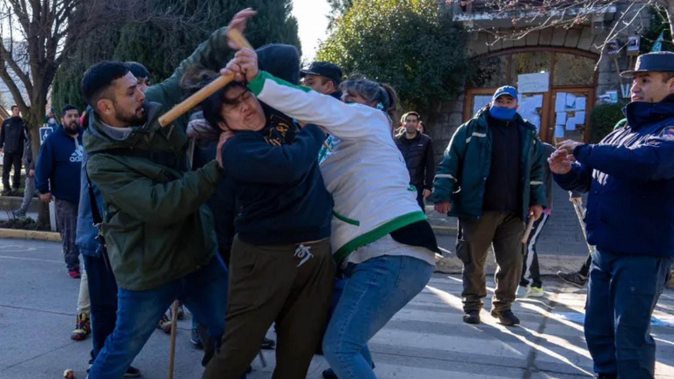 Neuquén: una patota sindical atacó un municipio y desató una batalla campal
