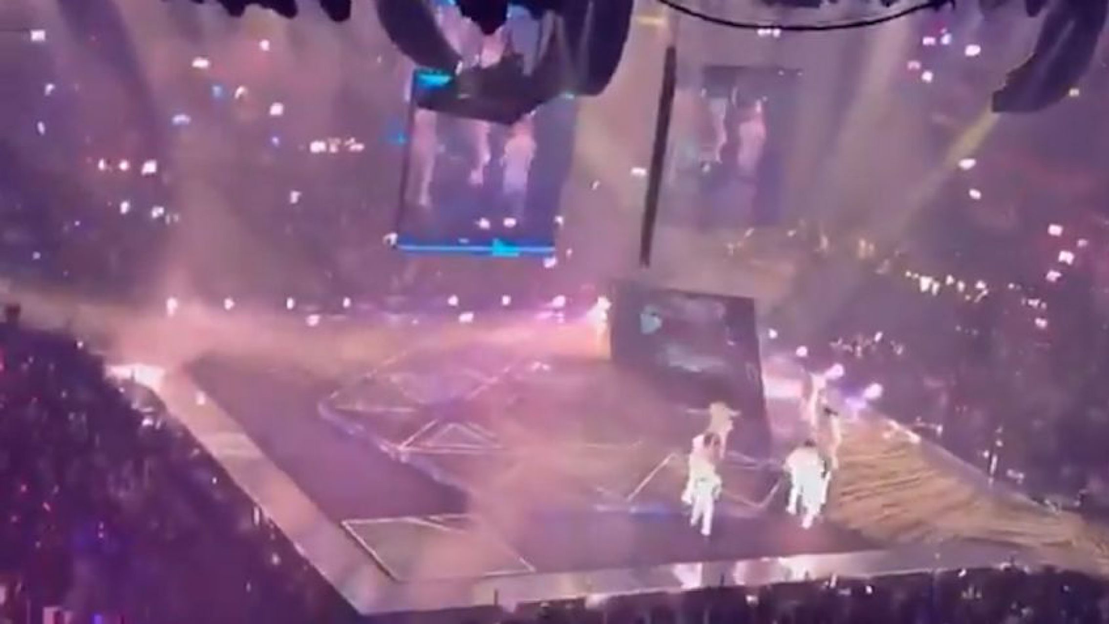 Video: una pantalla aplastó a un bailarín de Mirror en pleno concierto