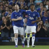 Un fan del Everton que ayudaba a refugiados en Ucrania "debutó" con su club y marcó un gol