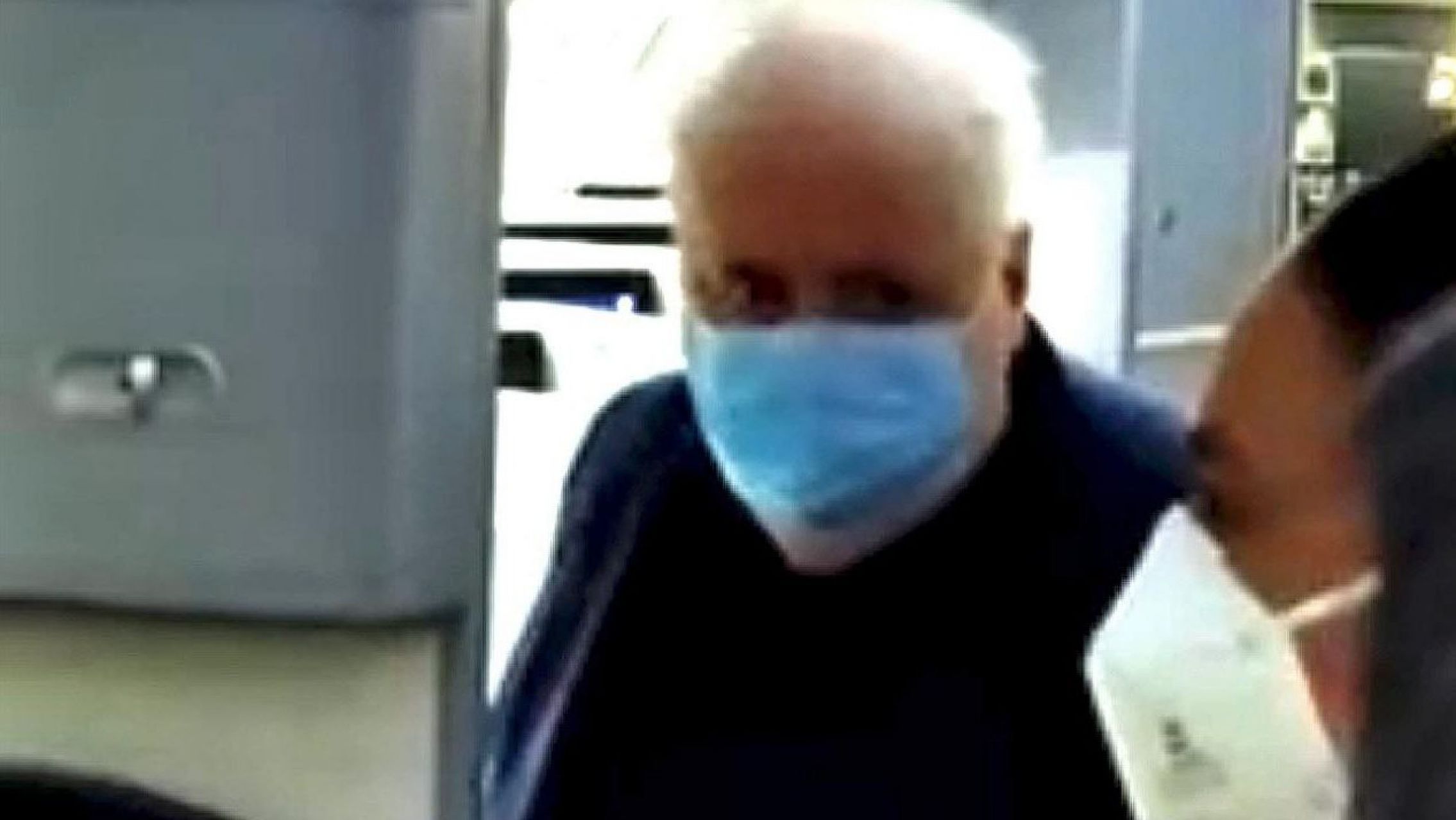 Ginés González García intentó golpear a una mujer que lo acusó de "robarse las vacunas"