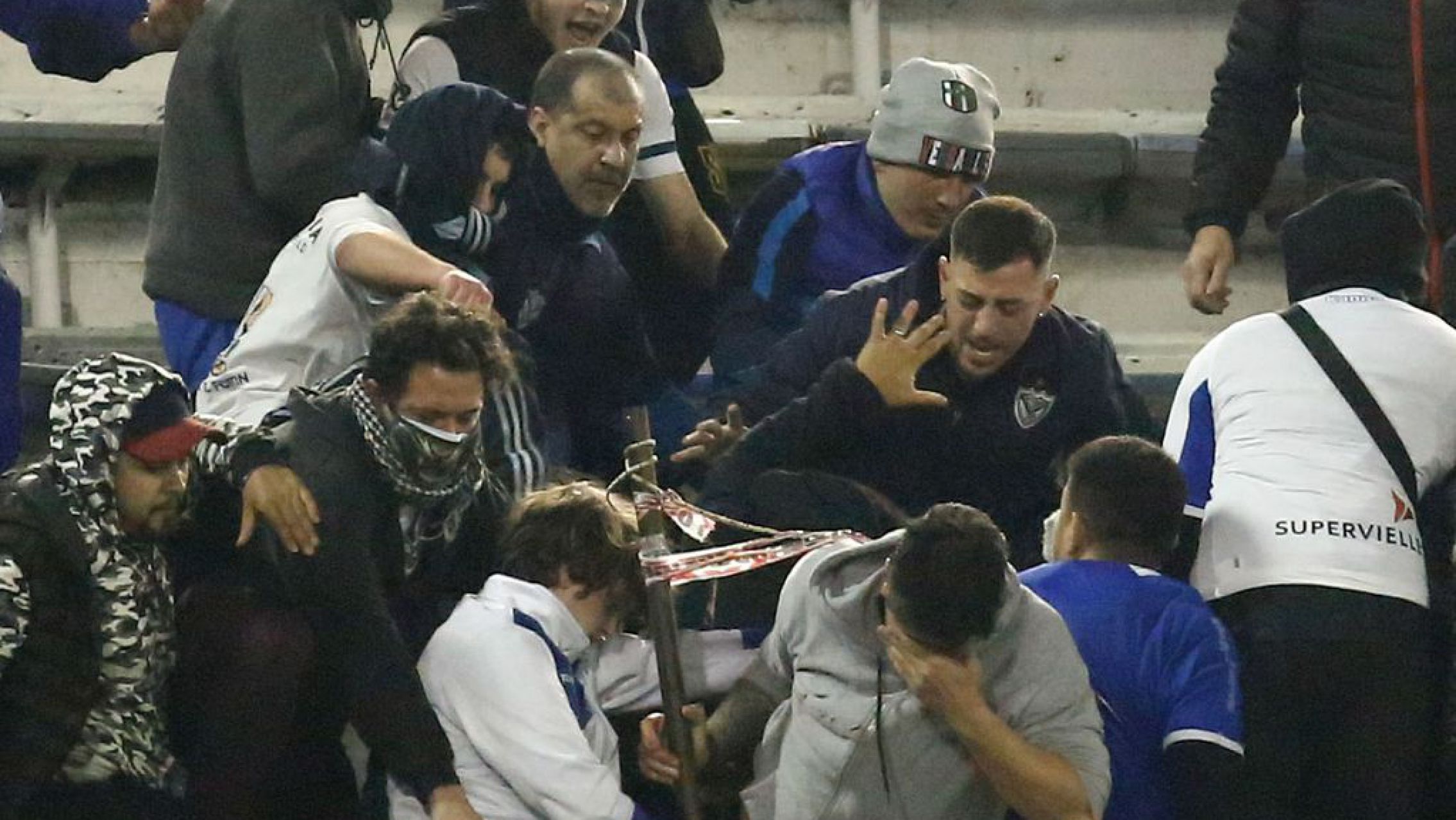 Video: así fueron los incidentes entre hinchas de Vélez e infiltrados de Talleres