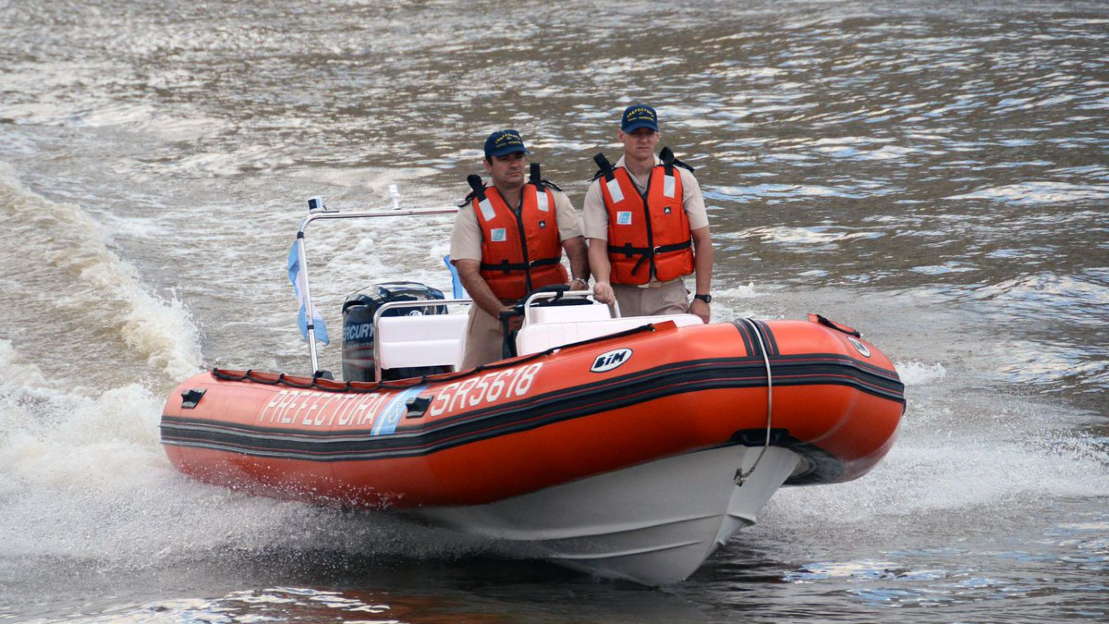 Prefectura busca a dos personas desaparecidas tras el choque entre una lancha y un bote