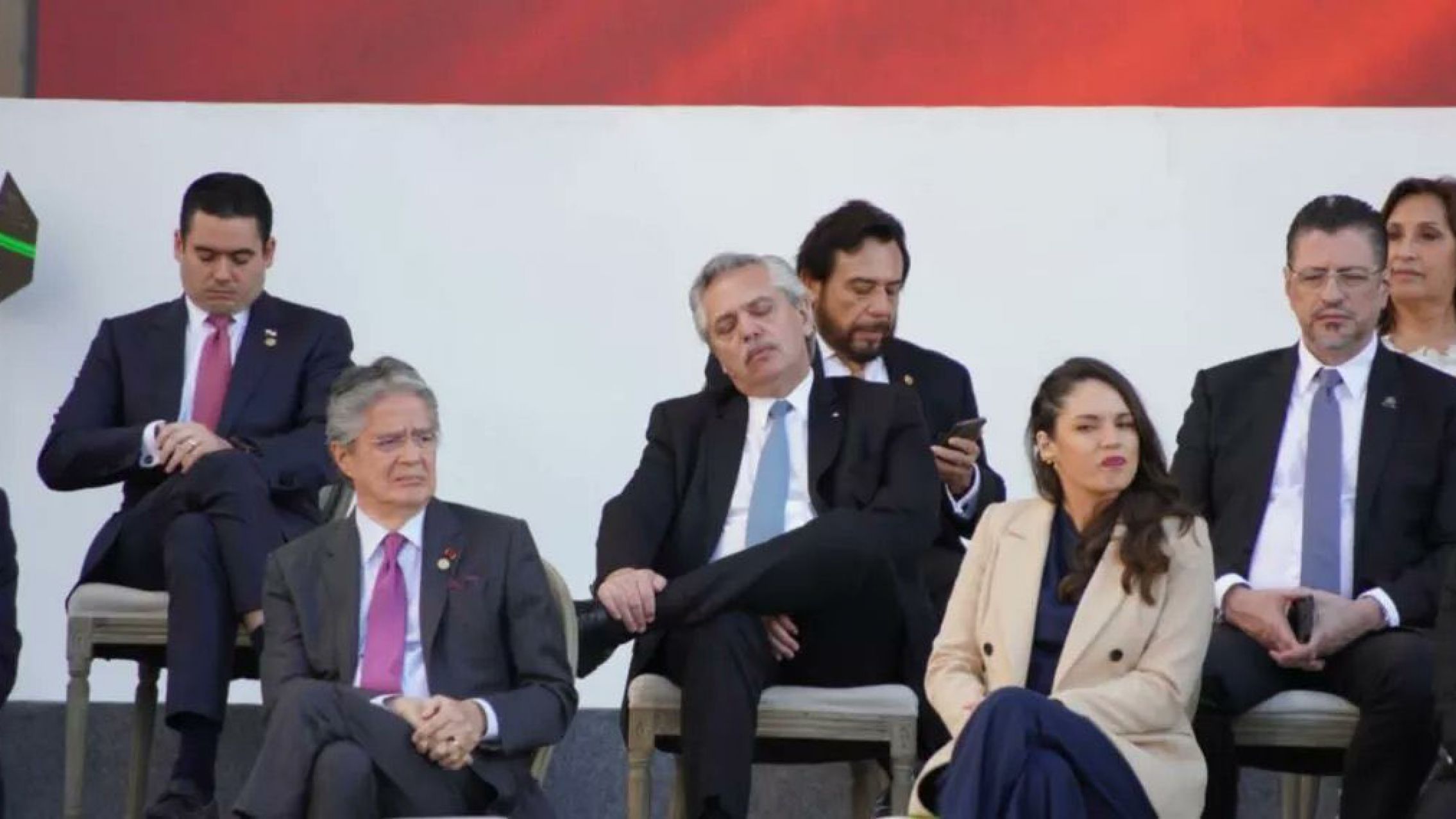 Impresentable: Alberto Fernández se quedó dormido en la asunción de Gustavo Petro