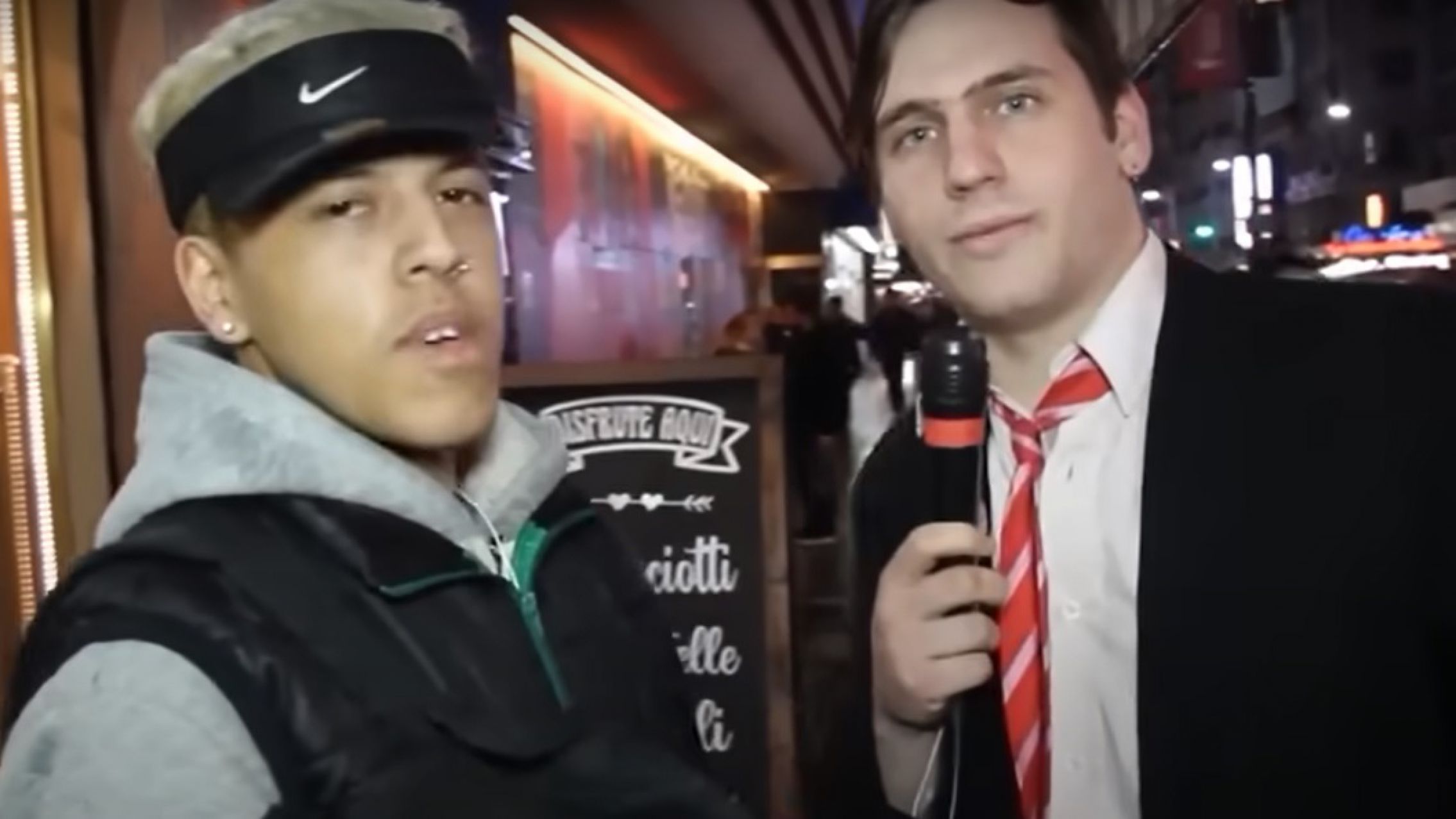 Le pidió "una monedita" a un Youtuber y la respuesta se volvió viral