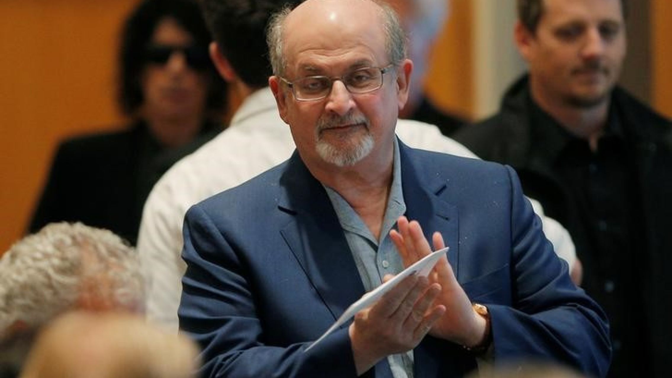 Nueva York: apuñalaron al reconocido escritor Salman Rushdie antes de dar un discurso