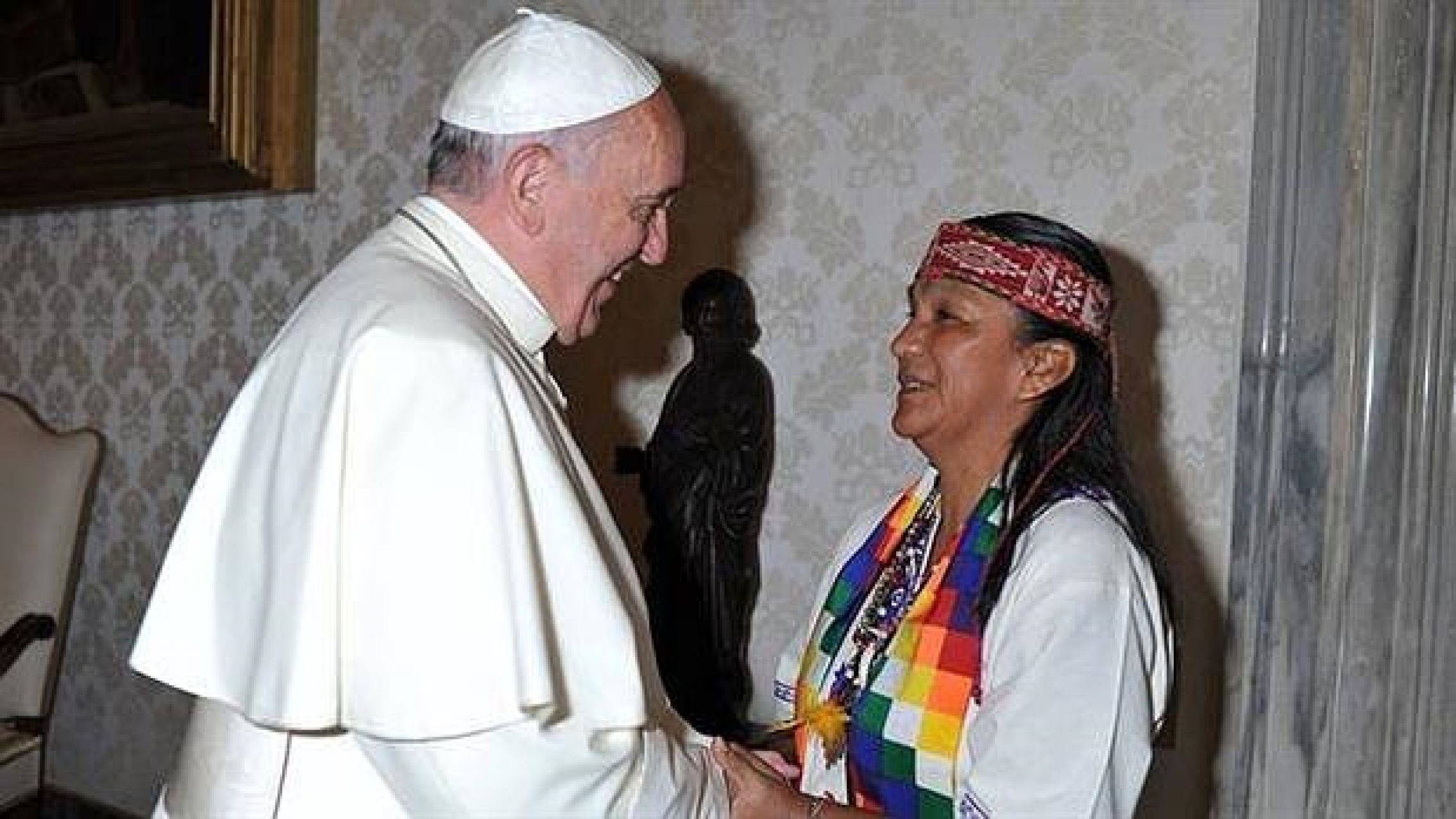Dólares, empanadas y bendiciones: Así fue la visita de Milagro Sala al Papa Francisco
