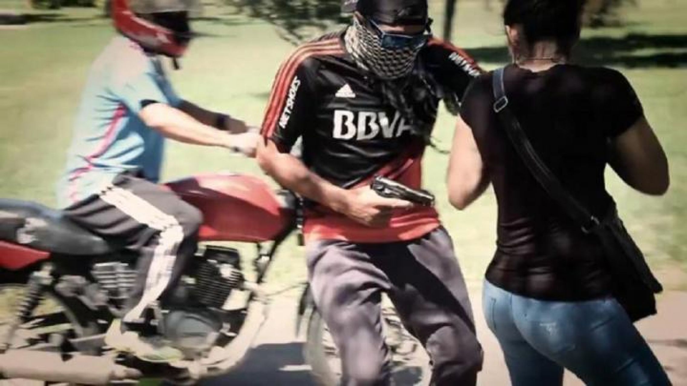 Inseguridad: Esperaba el semáforo y dos motochorros le robaron $300 mil