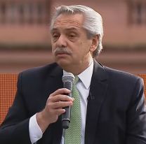 Mientras el país pasa una fuerte crisis, Alberto volvió a cantar en un acto