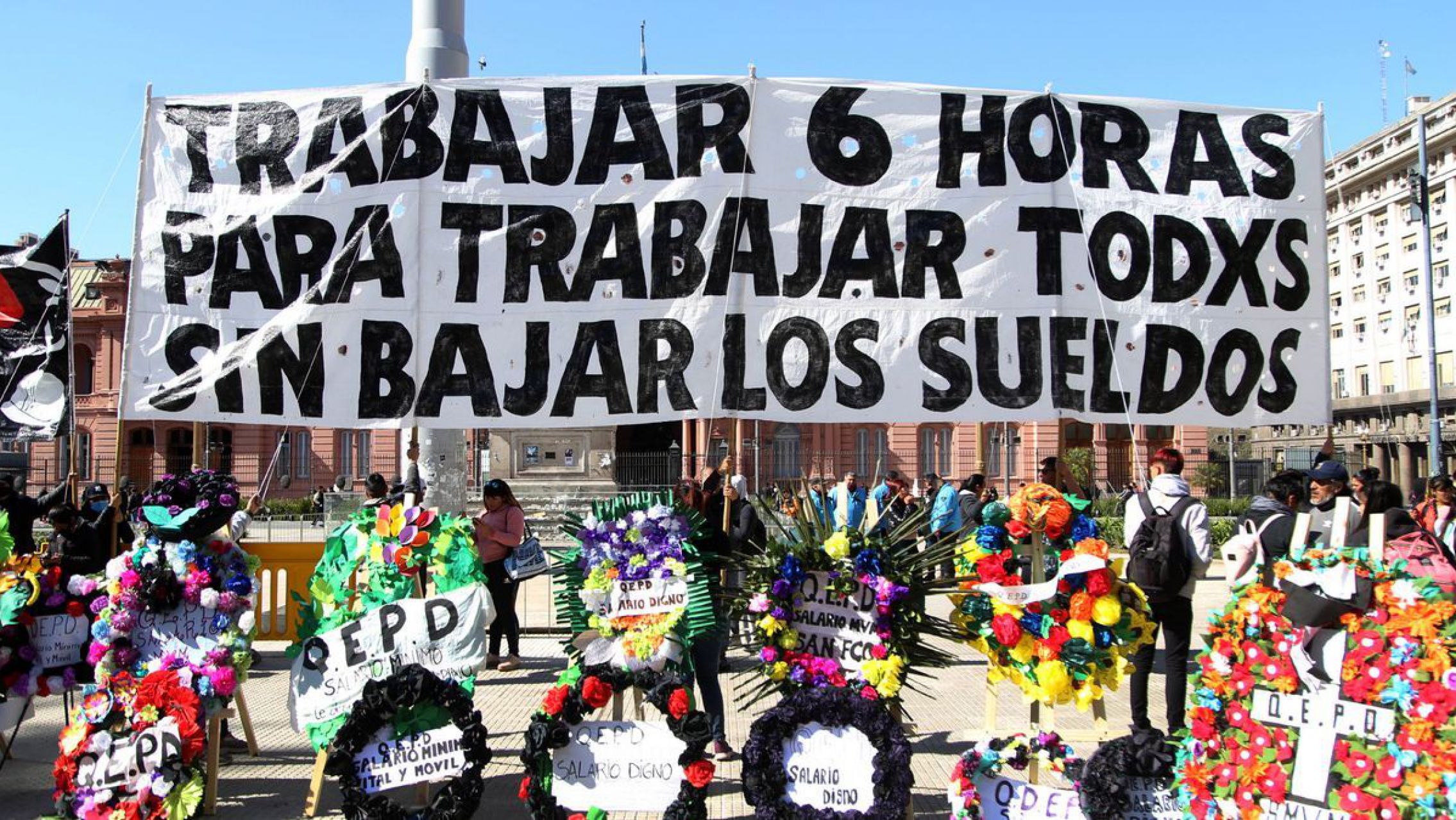 Agrupaciones de izquierda hicieron un "cortejo fúnebre del salario" en Plaza de Mayo