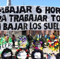 Agrupaciones de izquierda hicieron un "cortejo fúnebre del salario" en Plaza de Mayo