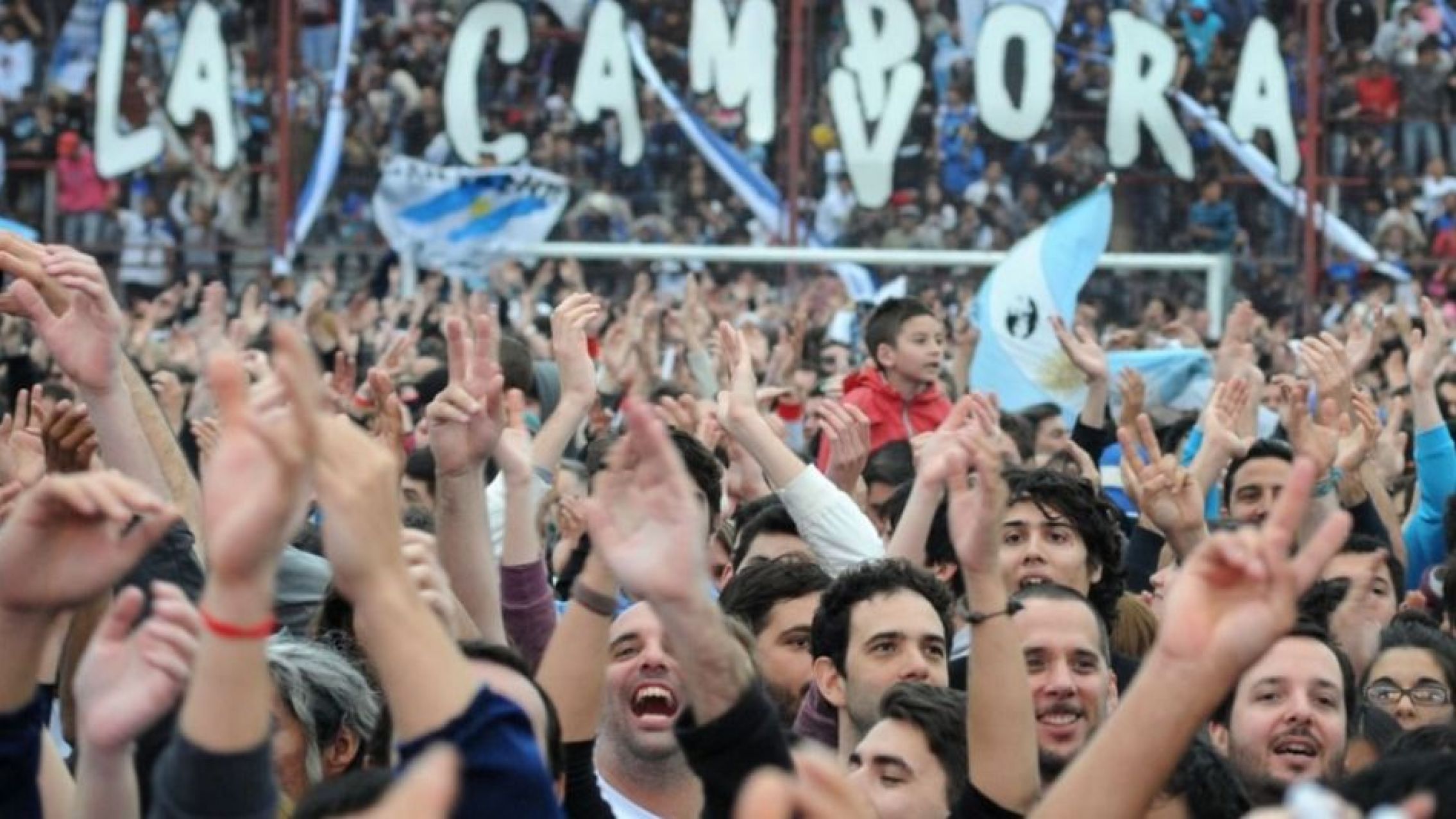 El PJ porteño respaldó a Cristina Kirchner en un "Cabildo Abierto" y se movilizaron a la casa de la Vicepresidenta