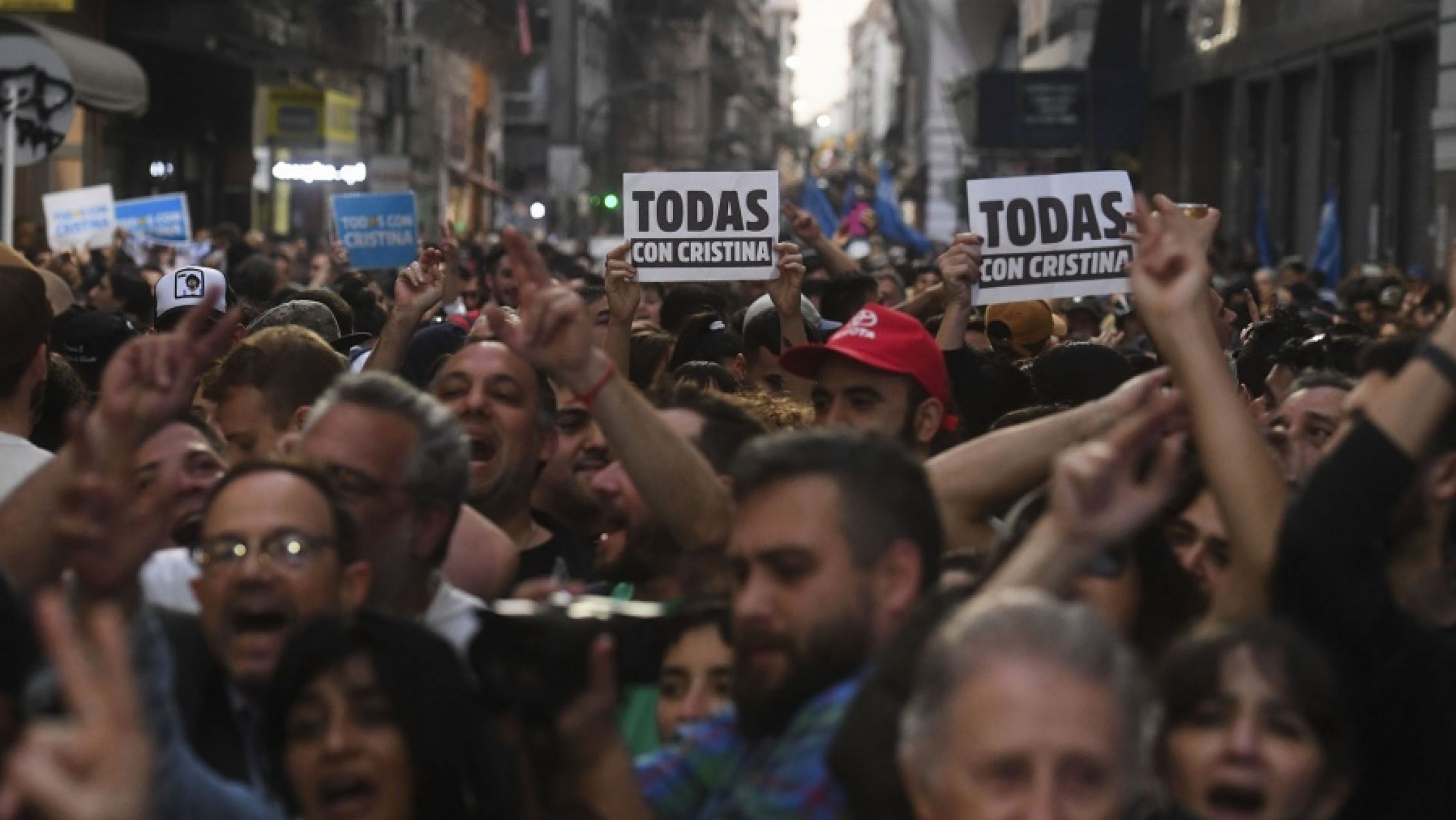 El kirchnerismo pide un amparo a la Justicia contra el vallado frente al departamento de Cristina Kirchner