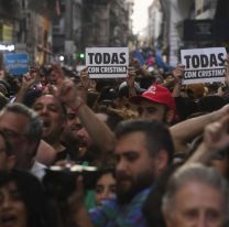 El kirchnerismo pide un amparo a la Justicia contra el vallado frente al departamento de Cristina Kirchner