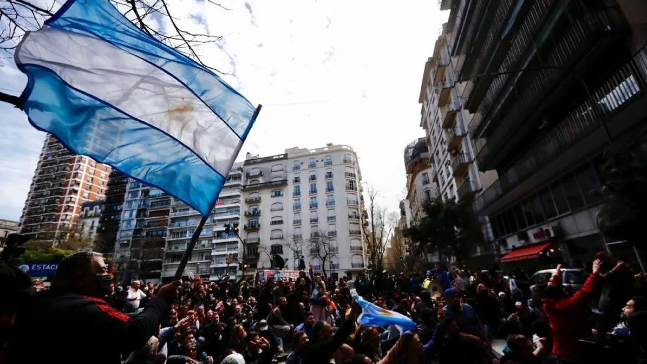 Incidentes en Recoleta: los kirchneristas voltearon las vallas para llegar a la casa de Cristina