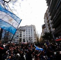 Incidentes en Recoleta: los kirchneristas voltearon las vallas para llegar a la casa de Cristina