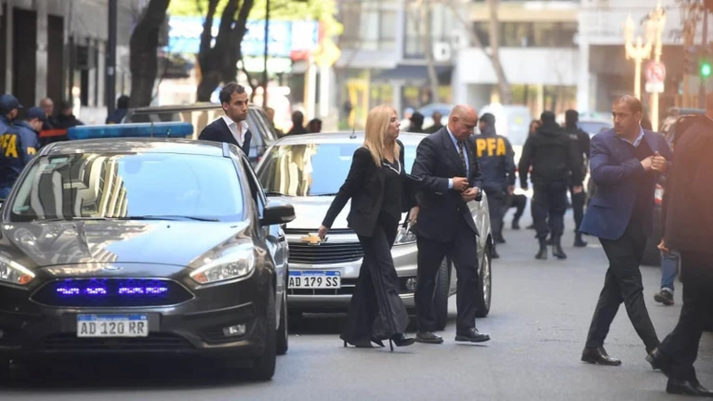 La jueza María Eugenia Capuchetti volvió a Recoleta e ingresó al departamento de Cristina Kirchner