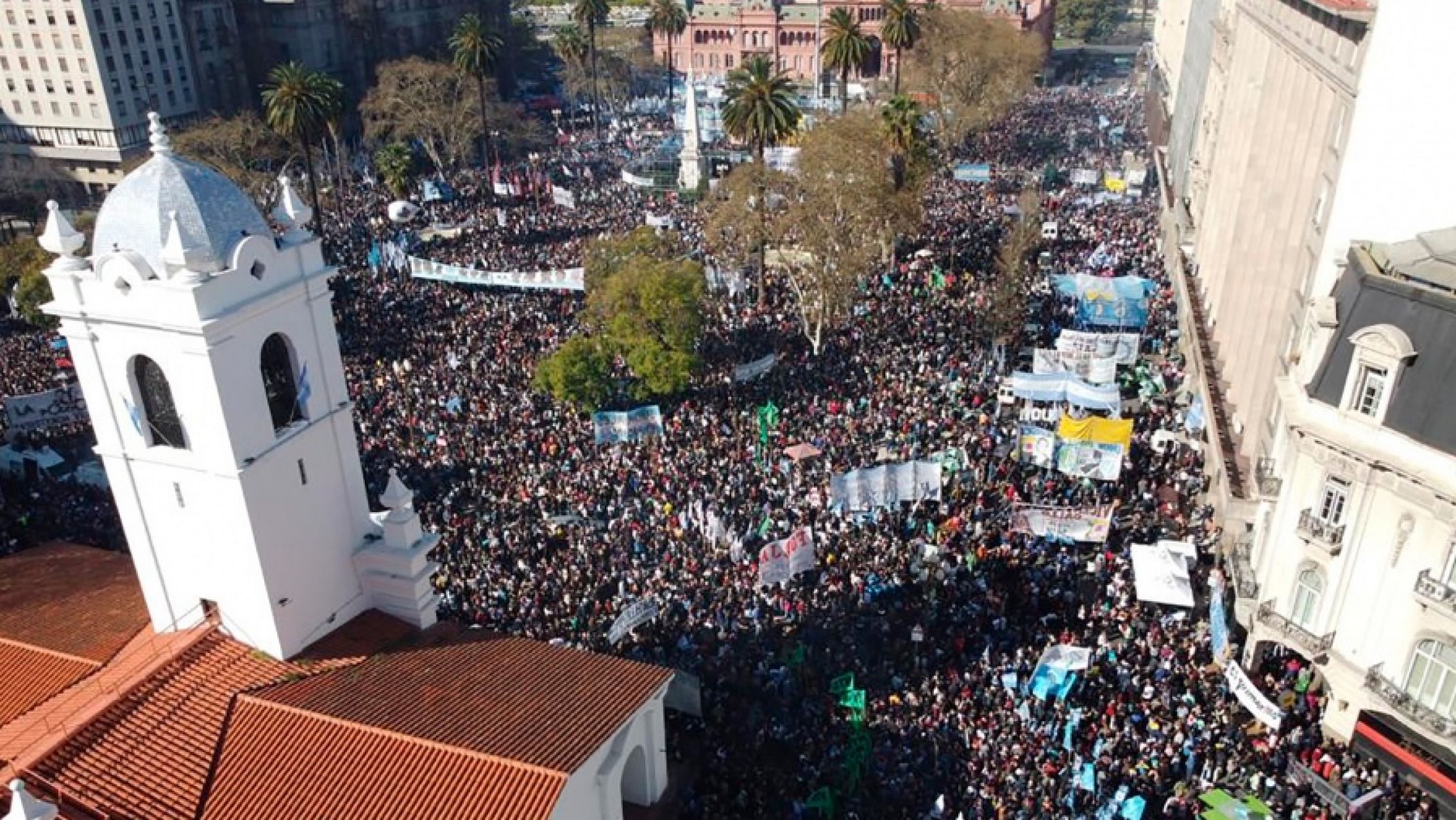 Dirigentes de diferentes sectores asistieron a lectura de un documento en Plaza de Mayo: "El pueblo argentino está conmovido"