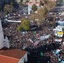 Dirigentes de diferentes sectores asistieron a lectura de un documento en Plaza de Mayo: "El pueblo argentino está conmovido"