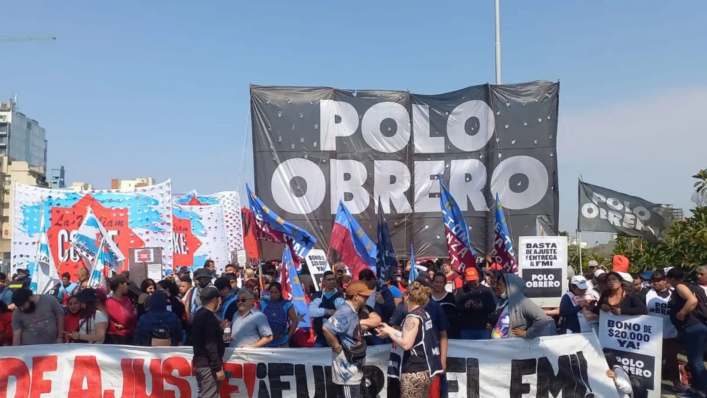 El Gobierno reactivó el diálogo con los piqueteros y logró suspender las movilizaciones para el fin de semana largo