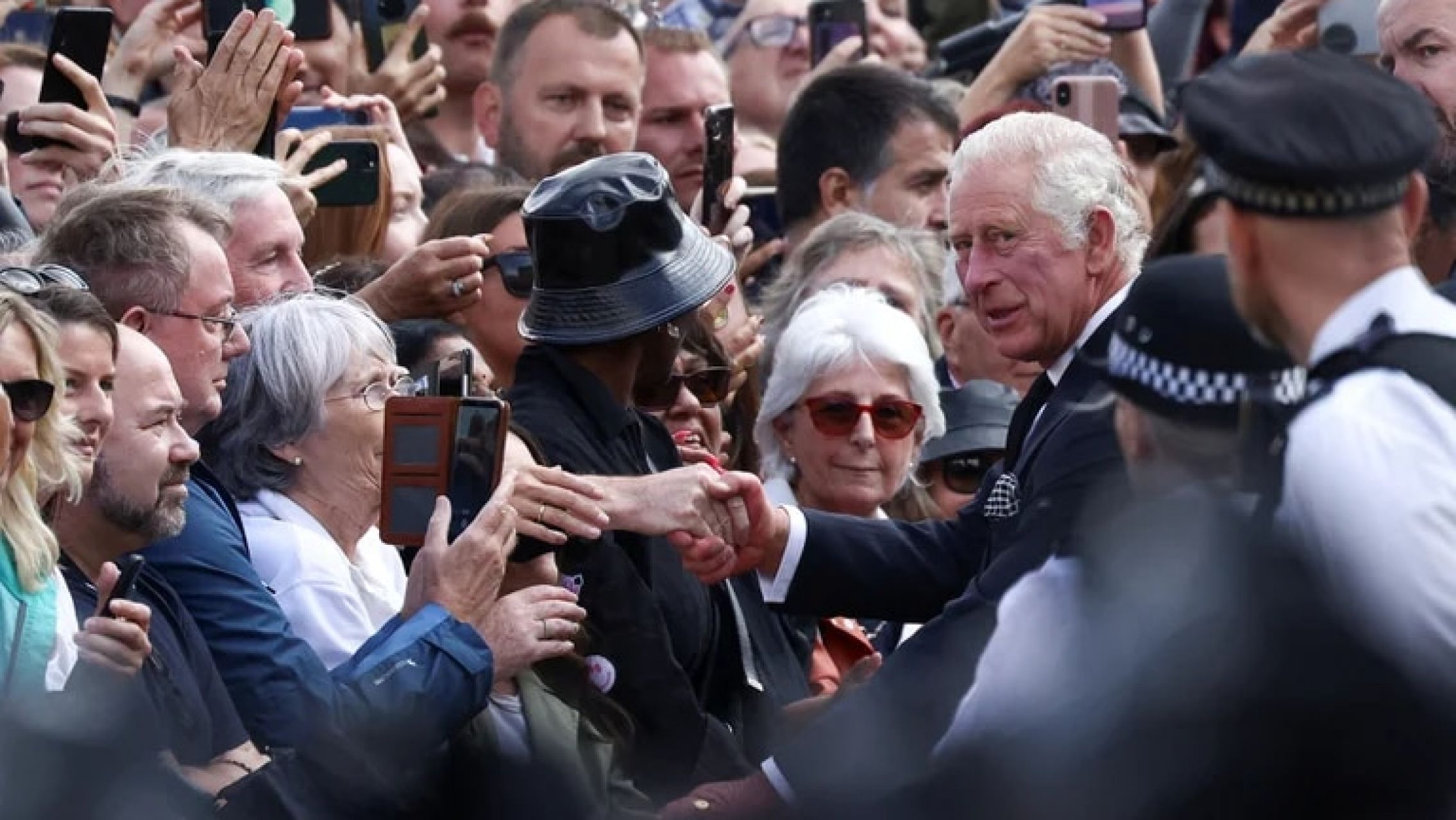 Menos formal y más personal: el primer día de Carlos III como rey da indicios de que su reinado ofrecerá un cambio de tono