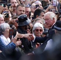 Menos formal y más personal: el primer día de Carlos III como rey da indicios de que su reinado ofrecerá un cambio de tono