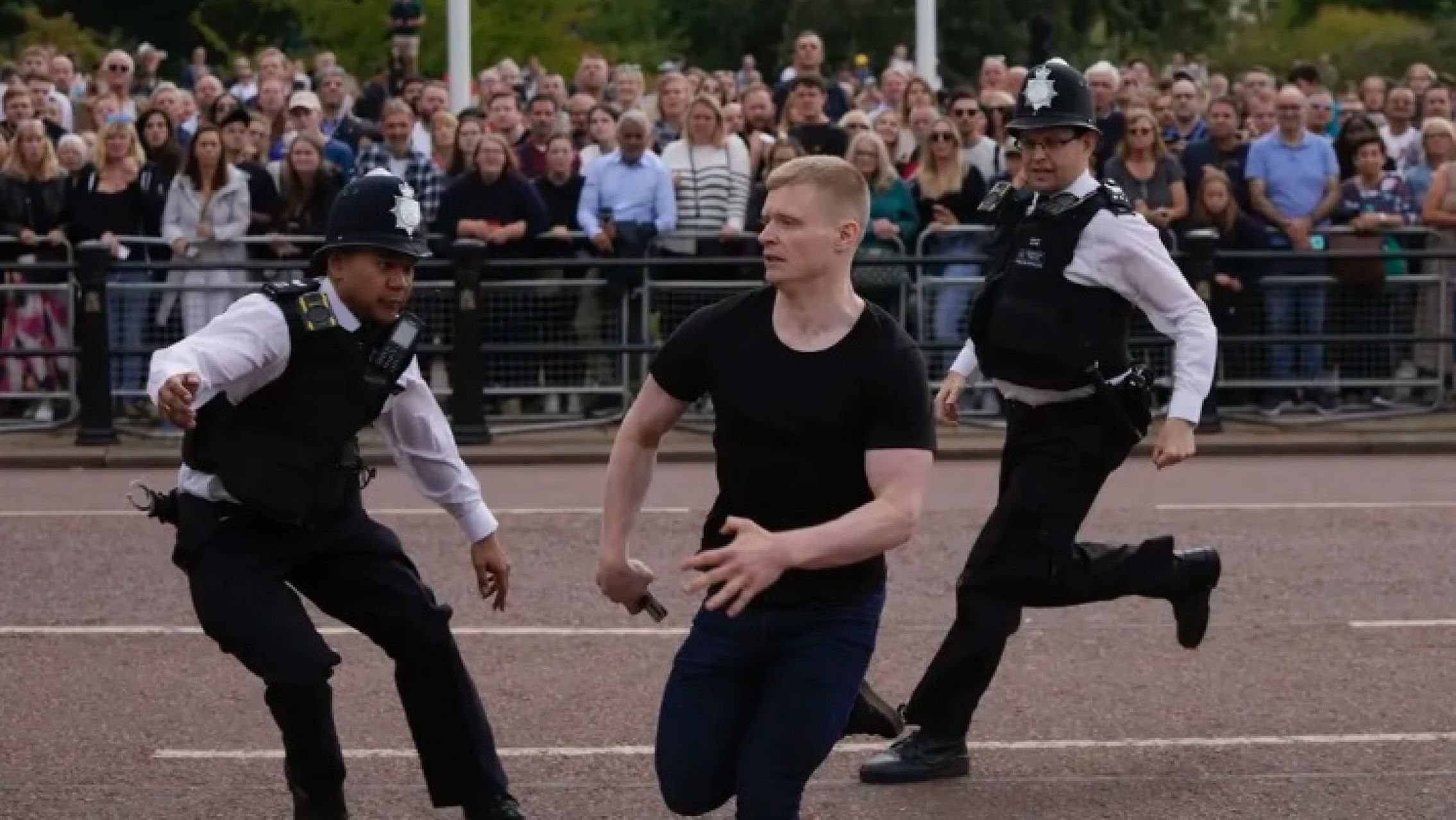 Tensión en Londres: un hombre saltó las barreras e intentó acercarse al auto del rey Carlos III