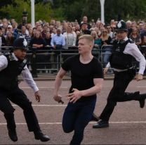 Tensión en Londres: un hombre saltó las barreras e intentó acercarse al auto del rey Carlos III