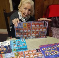 Tiene 75 años y su jubilación la gasta en figuritas del Mundial