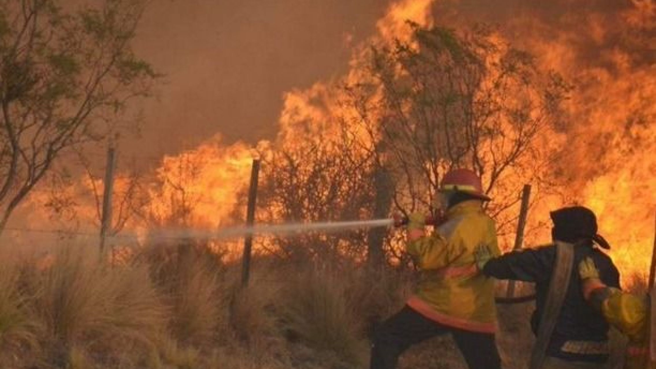 Traslasierra, el nuevo foco de incendio que preocupa a Córdoba: el fuego arrasa y el clima no ayuda a los bomberos