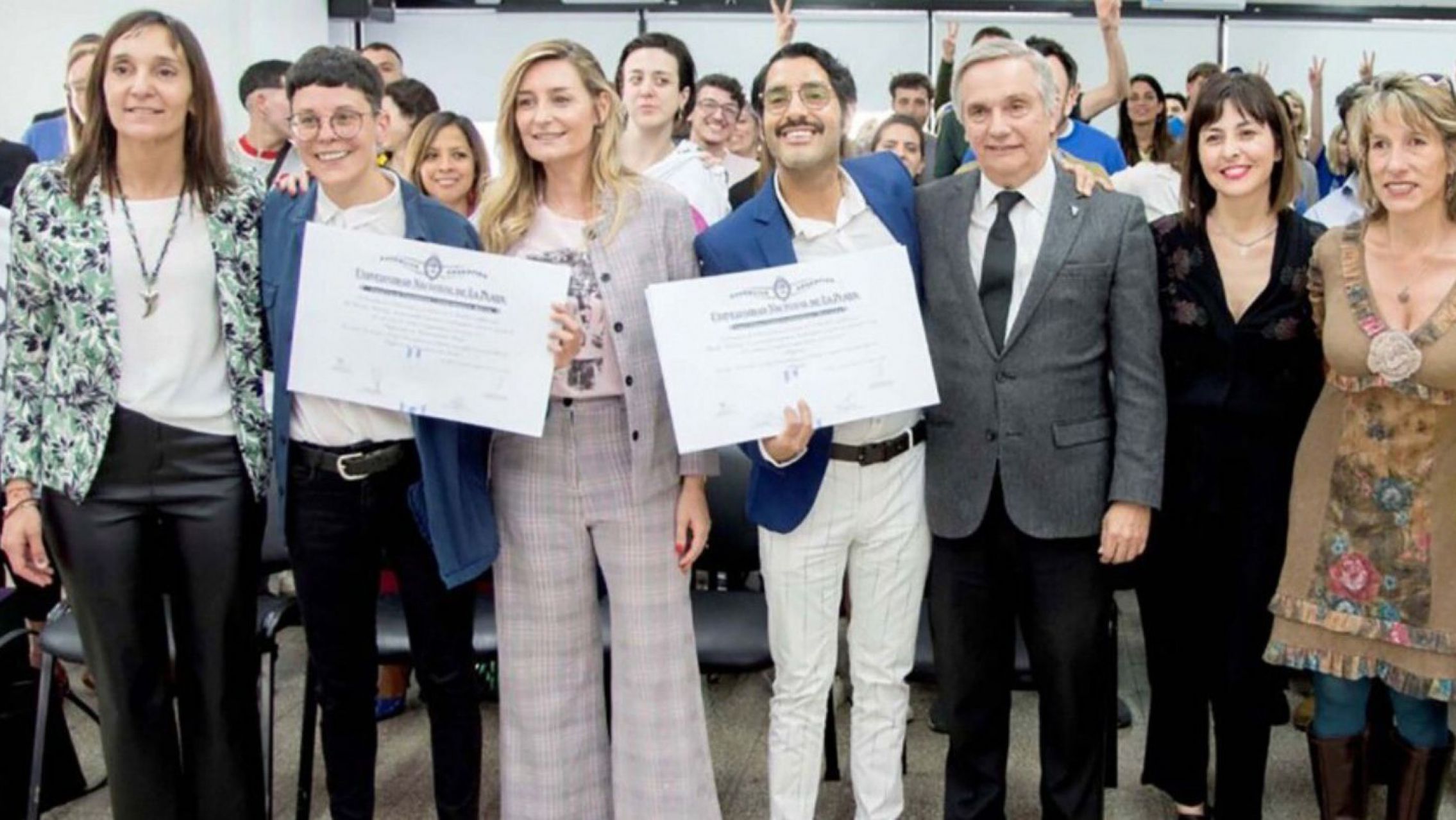 "Abogade" y "profesore": la universidad de La Plata entregó los primeros diplomas no binarios